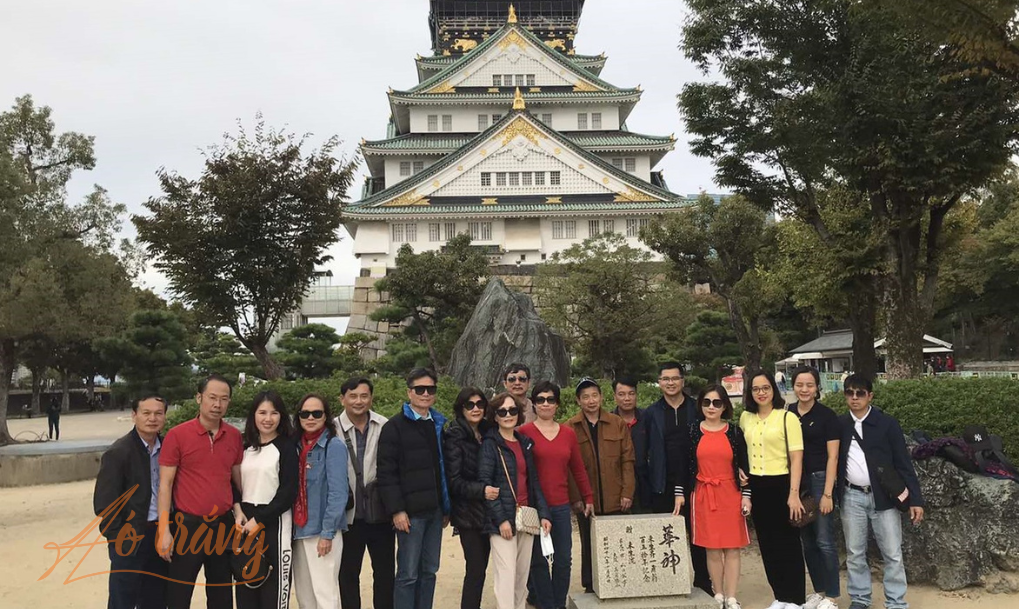 Đoàn khách Việt tham quan lâu đài Osaka, điểm du lịch nổi tiếng ở Nhật Bản. Ảnh: Vietravel Đoàn khách Việt tham quan lâu đài Osaka, điểm du lịch nổi tiếng ở Nhật Bản. Ảnh: Vietravel
