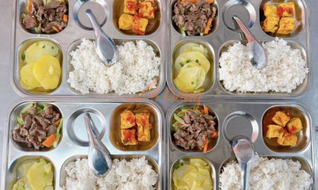 Phụ huynh ngỡ ngàng với suất cơm của 1 trường làng ở Hà Nội: Chỉ với 20 ngàn đồng nhưng cực kỳ đầy đặn và chất lượng Phụ huynh ngỡ ngàng với suất cơm của 1 trường làng ở Hà Nội: Chỉ với 20 ngàn đồng nhưng cực kỳ đầy đặn và chất lượng
