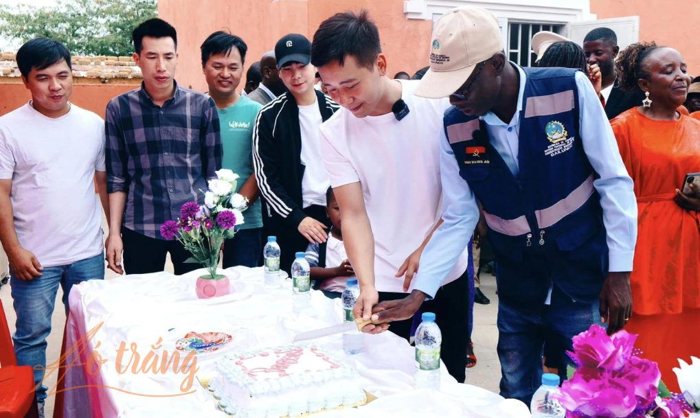 Quang Linh cắt bánh kem trong lễ khánh thành. Ảnh: FBNV Quang Linh cắt bánh kem trong lễ khánh thành. Ảnh: FBNV