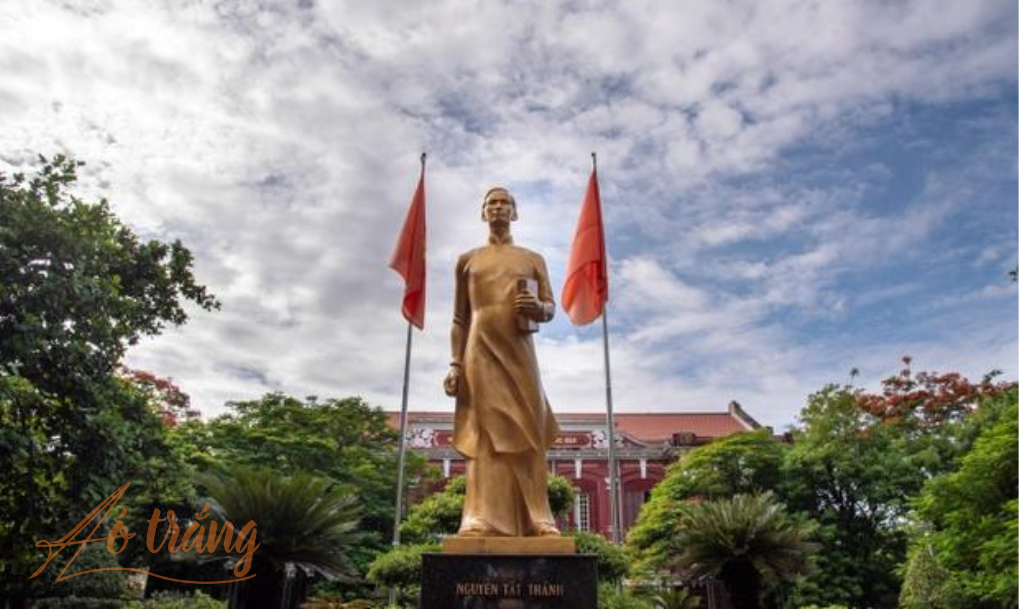 Giữa sân có tượng của Bác Hồ được đúc bằng thạch cao bọc đồng Giữa sân có tượng của Bác Hồ được đúc bằng thạch cao bọc đồng