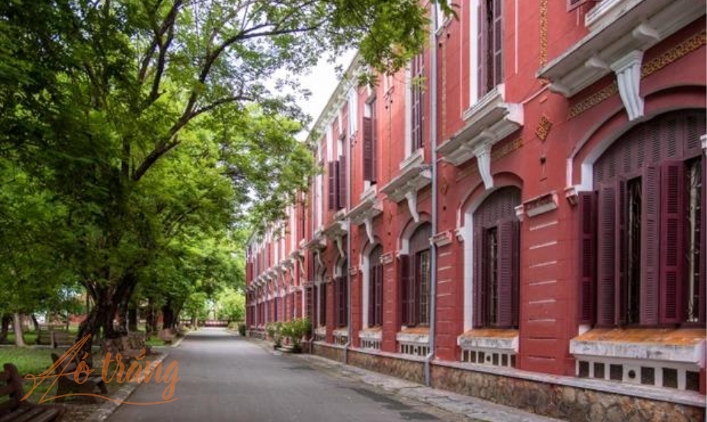 Ngôi trường khoác lên mình một màu đỏ thẫm rực rỡ Ngôi trường khoác lên mình một màu đỏ thẫm rực rỡ