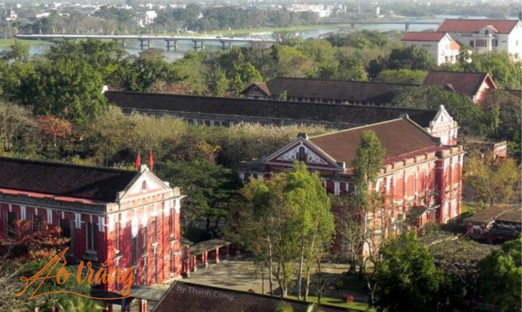 Ngôi trường Quốc Học Huế thơ mộng bên dòng sông Hương Ngôi trường Quốc Học Huế thơ mộng bên dòng sông Hương
