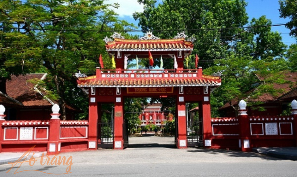 Cổng vào trường được xây dựng theo hình tháp chuông, mái ngói Cổng vào trường được xây dựng theo hình tháp chuông, mái ngói