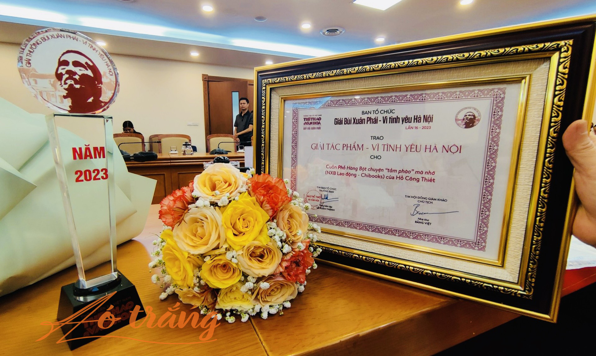 Chibooks đã vinh dự nhận được Giải Tác Phẩm-Vì tình yêu Hà Nội cho cuốn sách Phố Hàng Bột, chuyện “tầm phào” mà nhớ của cố tác giả Hồ Công Thiết Chibooks nhận Giải Tác Phẩm-Vì tình yêu Hà Nội cho cuốn sách Phố Hàng Bột, chuyện “tầm phào” mà nhớ của cố tác giả Hồ Công Thiết