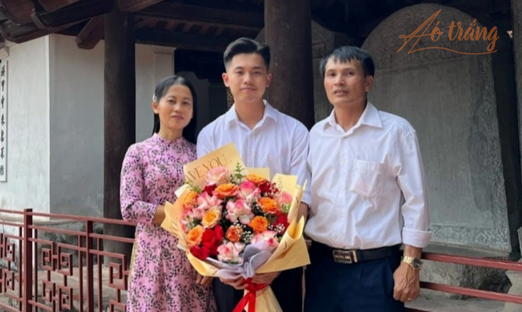 Nguyễn Quốc Hoài chụp hình cùng bố và mẹ (Ảnh: NVCC). Nguyễn Quốc Hoài chụp hình cùng bố và mẹ (Ảnh: NVCC).