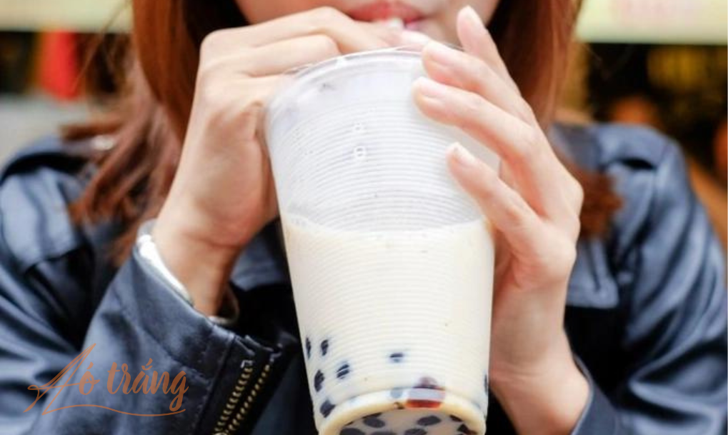 Trà sữa có thể gây nghiện và liên quan đến các vấn đề như trầm cảm và lo lắng. Trà sữa có thể gây nghiện và liên quan đến các vấn đề như trầm cảm và lo lắng.
