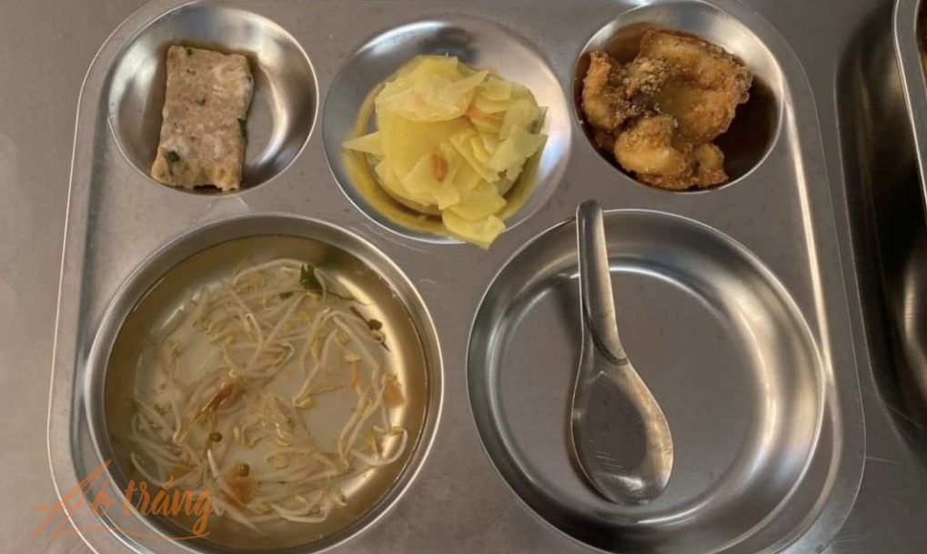 Suất cơm bán trú bị phụ huynh tố lèo tèo vài miếng. Ảnh: PHCC Suất cơm bán trú bị phụ huynh tố lèo tèo vài miếng. Ảnh: PHCC
