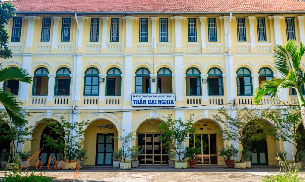 Trường THPT chuyên Trần Đại Nghĩa là 1 trong 3 trường THPT chuyên tốt nhất TP.HCM bên cạnh 2 trường còn lại là Trường Phổ thông Năng khiếu (Đại học Quốc gia Thành phố Hồ Chí Minh) và Trường THPT chuyên Lê Hồng Phong. Trường THPT chuyên Trần Đại Nghĩa là 1 trong 3 trường THPT chuyên tốt nhất TP.HCM bên cạnh 2 trường còn lại là Trường Phổ thông Năng khiếu (Đại học Quốc gia Thành phố Hồ Chí Minh) và Trường THPT chuyên Lê Hồng Phong.