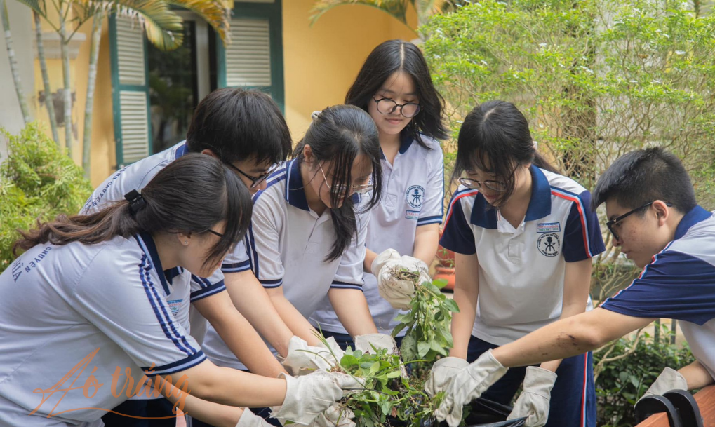 Tỉ lệ học sinh được nhận vào khoảng 10% số học sinh nộp đơn thi tuyển. Tỉ lệ học sinh được nhận vào khoảng 10% số học sinh nộp đơn thi tuyển.