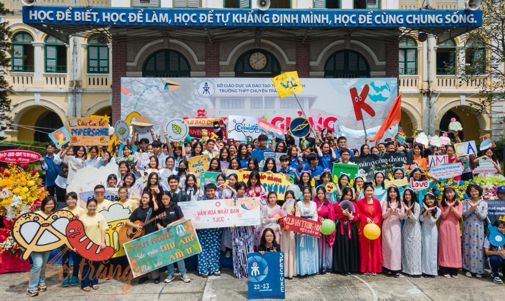 Ngoài việc chú trọng vào chất lượng giảng dạy, trường còn tạo điều kiện cho học sinh tham gia các hoạt động ngoại khóa. Ngoài việc chú trọng vào chất lượng giảng dạy, trường còn tạo điều kiện cho học sinh tham gia các hoạt động ngoại khóa.