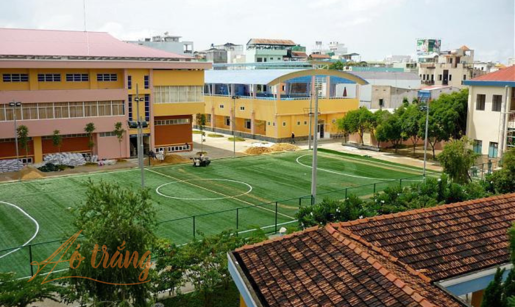 Vào năm 2010 – 2011, nhà trường đã đầu tư và nâng cấp sân bóng đá bằng việc lát vào 1 loại cỏ nhân tạo, lắp đặt thêm dàn đèn và lưới bảo vệ xung quanh. Sân bóng này có diện tích khoảng 1125m2. Vào năm 2010 – 2011, nhà trường đã đầu tư và nâng cấp sân bóng đá bằng việc lát vào 1 loại cỏ nhân tạo, lắp đặt thêm dàn đèn và lưới bảo vệ xung quanh. Sân bóng này có diện tích khoảng 1125m2.