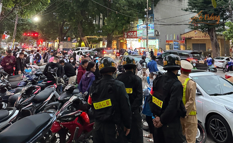 Lực lượng Cảnh sát thuộc Tổ 282 chốt trực trên đường, gần các điểm trường học để xử lý các trường hợp vi phạm giao thông Lực lượng Cảnh sát thuộc Tổ 282 chốt trực trên đường, gần các điểm trường học để xử lý các trường hợp vi phạm giao thông