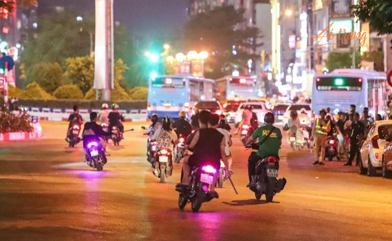 Nhiều thanh niên nghiện MXH có hành vi gây rối trật tự tại chốt làm việc của CSGT Nhiều thanh niên nghiện MXH có hành vi gây rối trật tự tại chốt làm việc của CSGT