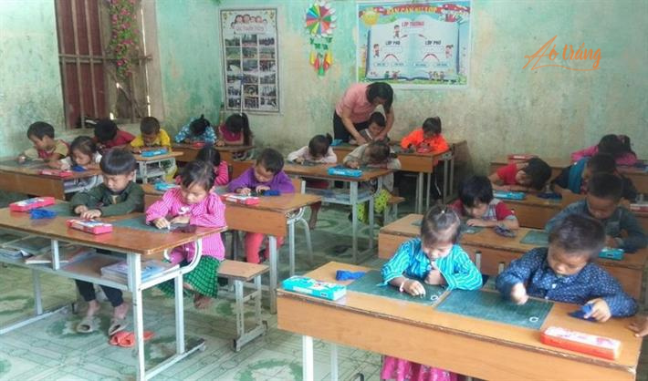 Cô giáo Lý Thị Thu tận tình uốn từng nét chữ cho học sinh Cô giáo Lý Thị Thu tận tình uốn từng nét chữ cho học sinh