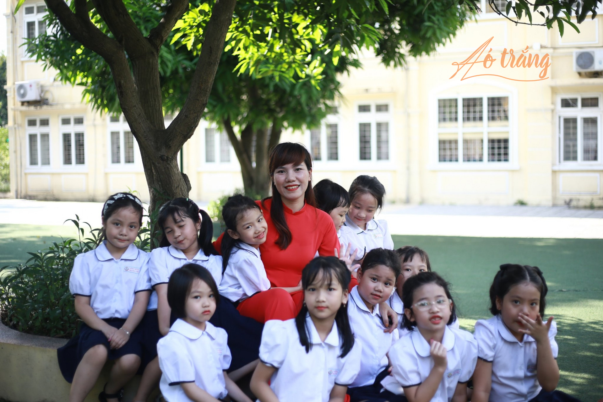 Hình ảnh cô trò trong ngày Nhà giáo Việt Nam 20/11 Hình ảnh cô trò trong ngày Nhà giáo Việt Nam 20/11