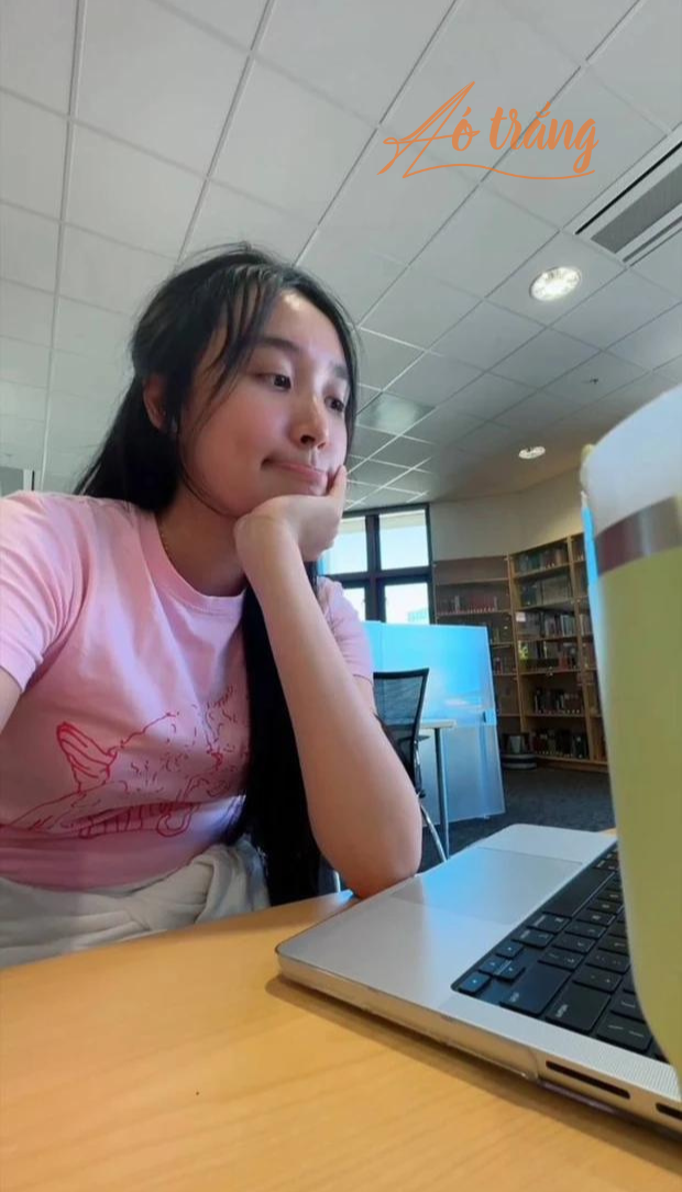 Jenny tận dụng mọi thời gian rảnh để edit video, giải quyết các công việc tồn đọng Jenny tận dụng mọi thời gian rảnh để edit video, giải quyết các công việc tồn đọng