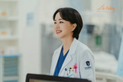 Uhm Jeong Hwa đóng vai bác sĩ Cha Jeong Sook trong phim Doctor Cha Uhm Jeong Hwa đóng vai bác sĩ Cha Jeong Sook trong phim Doctor Cha