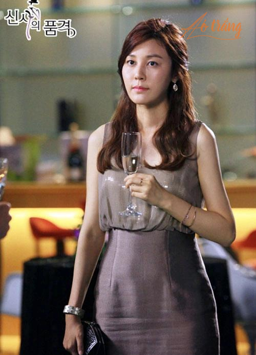 Style của cô giáo Yi Soo khi đi dự party Style của cô giáo Yi Soo khi đi dự party