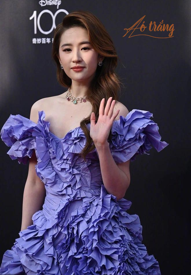 Lưu Diệc Phi nổi bần bật trong mẫu váy Haute Couture trễ vai của thương hiệu Tamara Ralph Lưu Diệc Phi nổi bần bật trong mẫu váy Haute Couture trễ vai của thương hiệu Tamara Ralph