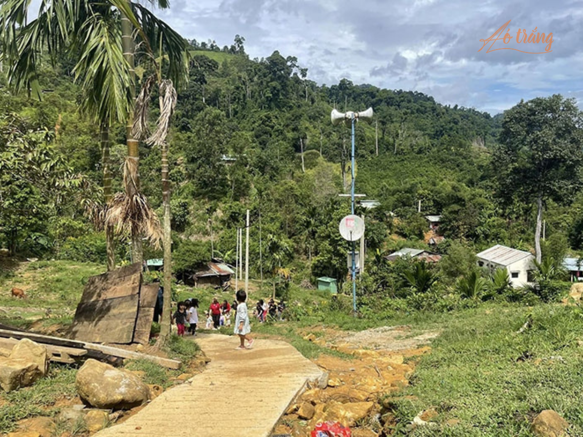 Nhiều tuyến đường bê tông được đầu tư giúp con đường đến lớp của học sinh vùng cao thuận lợi hơn. Nhiều tuyến đường bê tông được đầu tư giúp con đường đến lớp của học sinh vùng cao thuận lợi hơn.