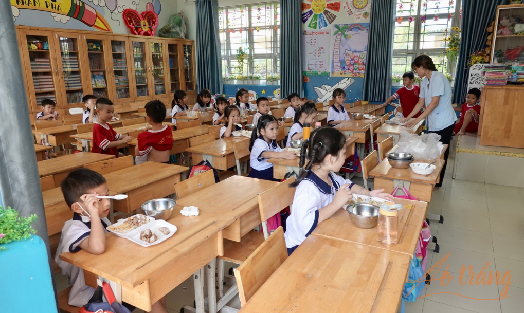 Sau sự việc, Trường Tiểu học Phú Hữu tạm ngưng tổ chức bán trú, các em học sinh ở nhà không thể về sẽ được phụ huynh mua cơm bên ngoài nhờ giáo viên hỗ trợ các bé ăn trưa. Sau sự việc, Trường Tiểu học Phú Hữu tạm ngưng tổ chức bán trú, các em học sinh ở nhà không thể về sẽ được phụ huynh mua cơm bên ngoài nhờ giáo viên hỗ trợ các bé ăn trưa.