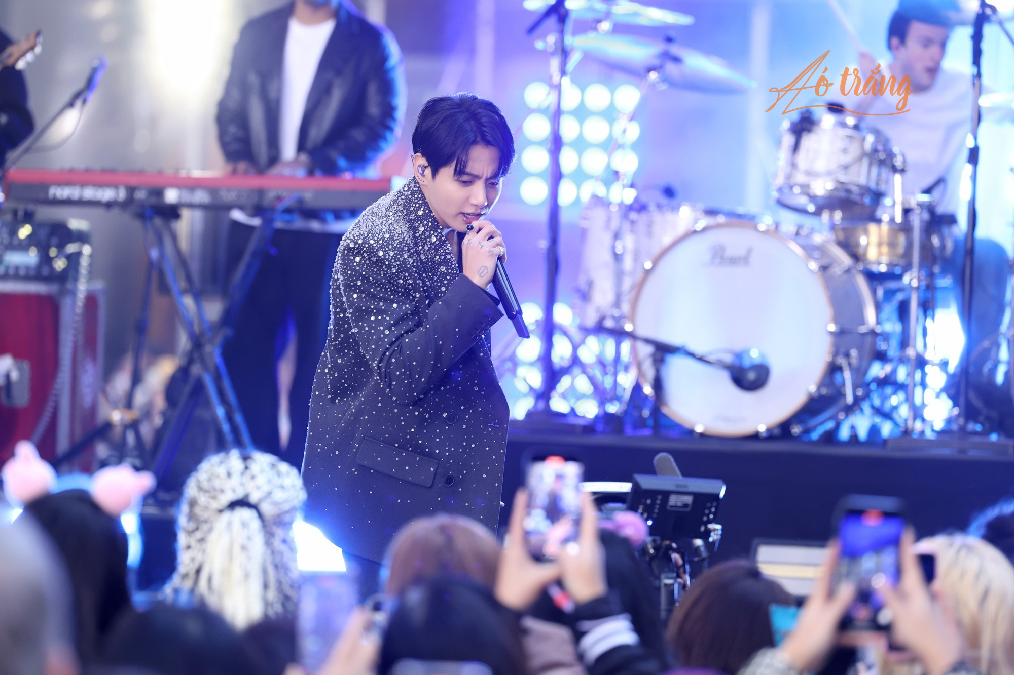 Jung Kook là ca sĩ tài năng nhưng luôn gần gũi với fan Jung Kook là ca sĩ tài năng nhưng luôn gần gũi với fan