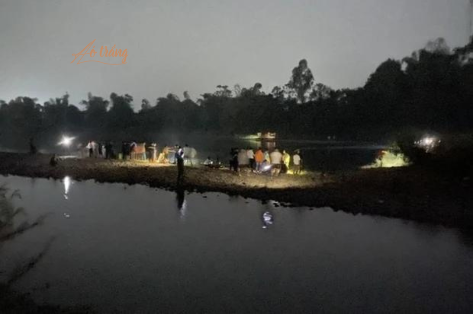 Lực lượng chức năng tìm kiếm nạn nhân đuối nước trong đêm ở Thái Nguyên Lực lượng chức năng tìm kiếm nạn nhân đuối nước trong đêm ở Thái Nguyên