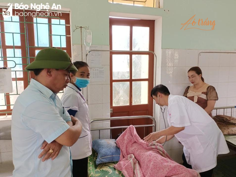 Em Th. Y. R sau khi ăn lá ngón tự tử đang được các bác sĩ quân y Đồn Biên phòng cấp cứu Em Th. Y. R sau khi ăn lá ngón tự tử đang được các bác sĩ quân y Đồn Biên phòng cấp cứu
