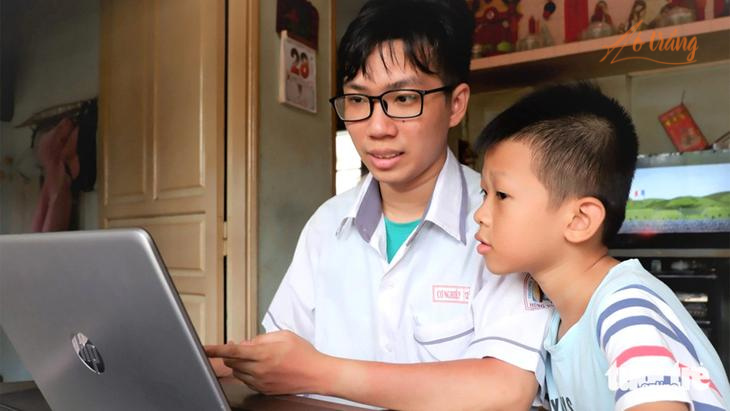 Từ Tăng Cơ Nghiệp hướng dẫn em trai làm quen môn tin học bằng chiếc máy tính do chú út tặng đứa cháu mồ côi Từ Tăng Cơ Nghiệp hướng dẫn em trai làm quen môn tin học bằng chiếc máy tính do chú út tặng đứa cháu mồ côi