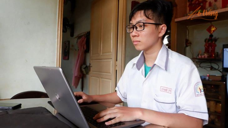 Hiểu rõ đồng lương công nhân của mẹ sẽ chật vật hơn khi phải lo cho hai anh em ăn học, nên Nghiệp hầu như tự học Hiểu rõ đồng lương công nhân của mẹ sẽ chật vật hơn khi phải lo cho hai anh em ăn học, nên Nghiệp hầu như tự học
