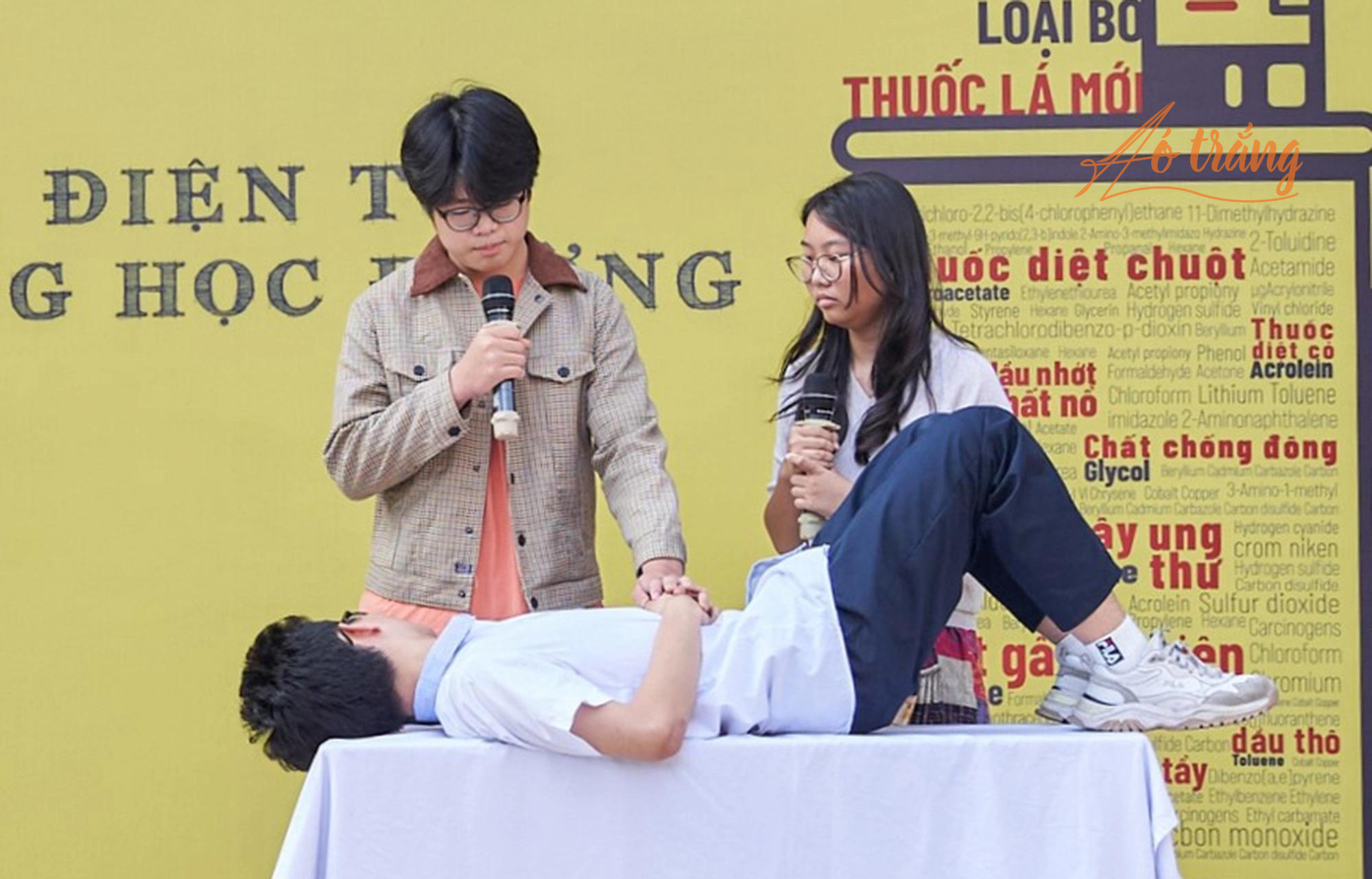 Học sinh trường THPT Kim Liên, Hà Nội sinh hoạt ngoại khóa về tác hại của thuốc lá điện tử. Học sinh trường THPT Kim Liên, Hà Nội sinh hoạt ngoại khóa về tác hại của thuốc lá điện tử.