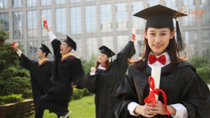 Nhiều nhà tuyển dụng cho hay họ không hài lòng hoặc không muốn dính vào du học sinh bởi đối tượng này khó quản lý hơn Nhiều nhà tuyển dụng cho hay họ không hài lòng hoặc không muốn dính vào du học sinh bởi đối tượng này khó quản lý hơn
