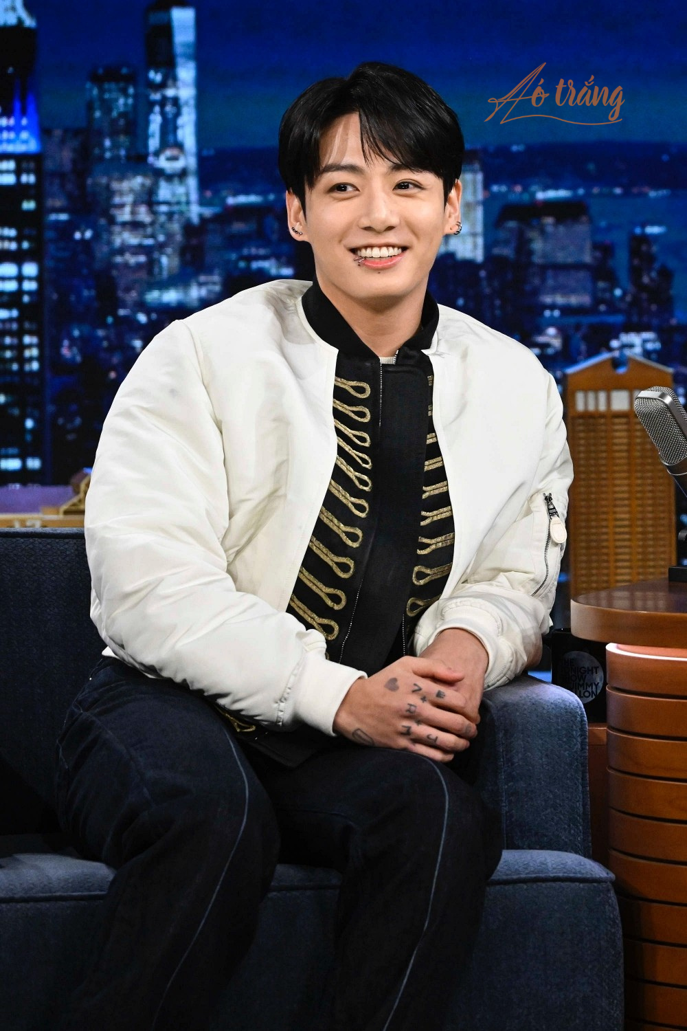 Hình ảnh "em út vàng" của BTS trong buổi talk sho Hình ảnh "em út vàng" của BTS trong buổi talk show