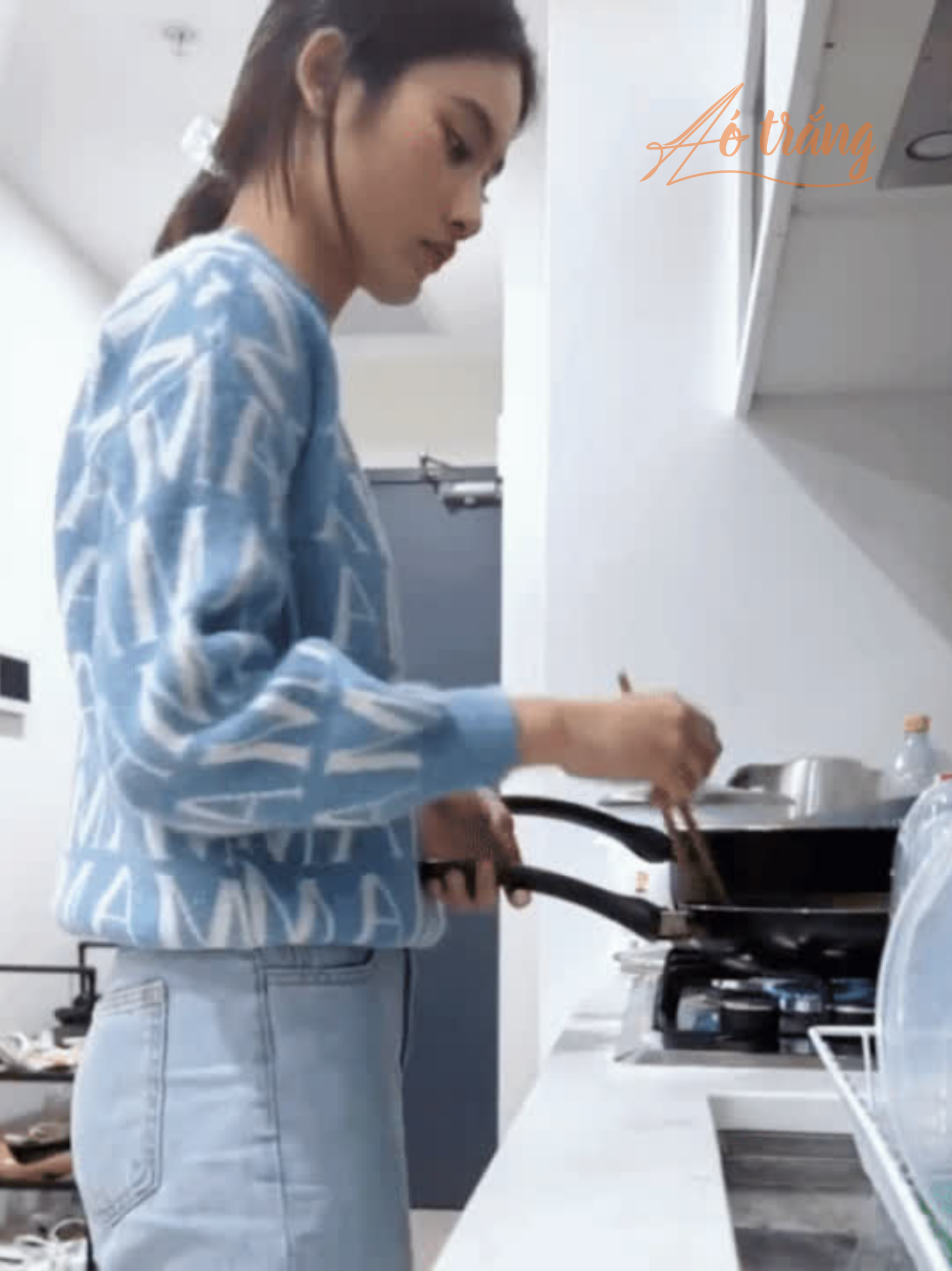Hoa hậu Ý Nhi vào bếp nấu ăn Hoa hậu Ý Nhi vào bếp nấu ăn