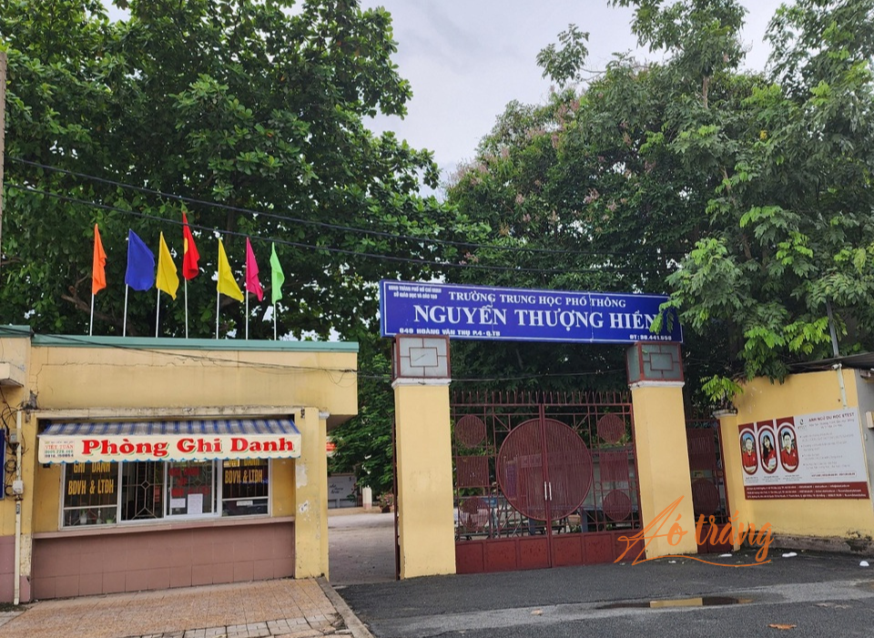 Tổng mức đầu tư dự án khoảng 215 tỉ đồng, năm 2026 hoàn thành nghiệm thu và đưa công trình vào sử dụng. Trường THPT Nguyễn Thượng Hiền có 3 cổng vào. Trong ảnh là công vào đường Hoàng Văn Thụ, (quận Tân Bình)