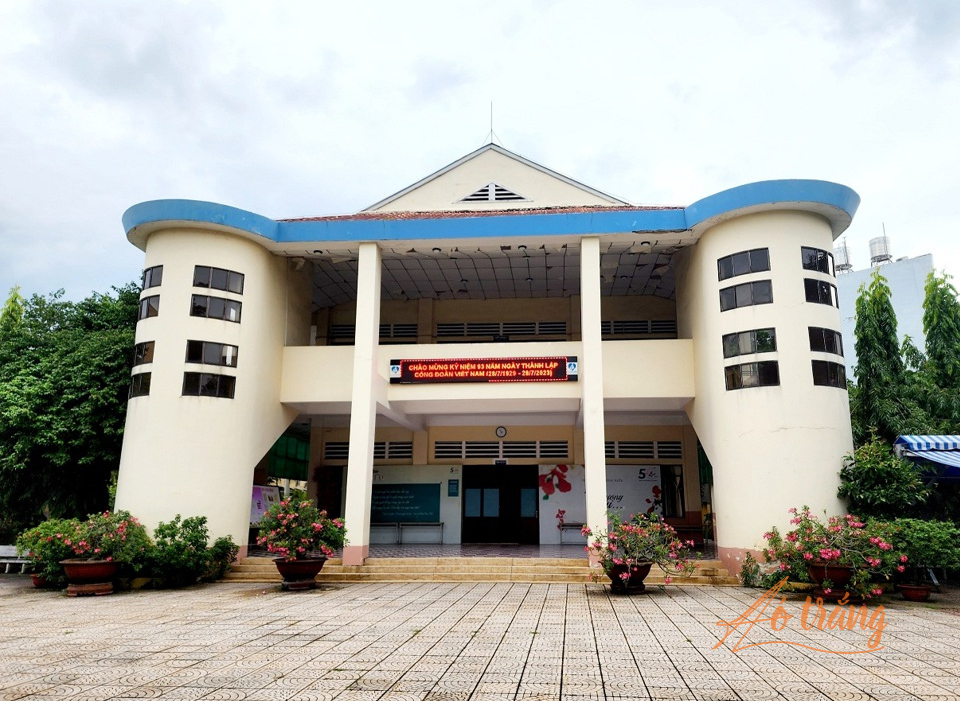 THPT Nguyễn Thượng Hiền có đến hơn 30 CLB đủ mọi lĩnh vực: Nhảy hiện đại; Múa, bóng đá, bơi lội, bóng chuyền, cầu lông, võ thuật, thể dục nhịp điệu,... THPT Nguyễn Thượng Hiền có đến hơn 30 CLB đủ mọi lĩnh vực: Nhảy hiện đại; Múa, bóng đá, bơi lội, bóng chuyền, cầu lông, võ thuật, thể dục nhịp điệu,...