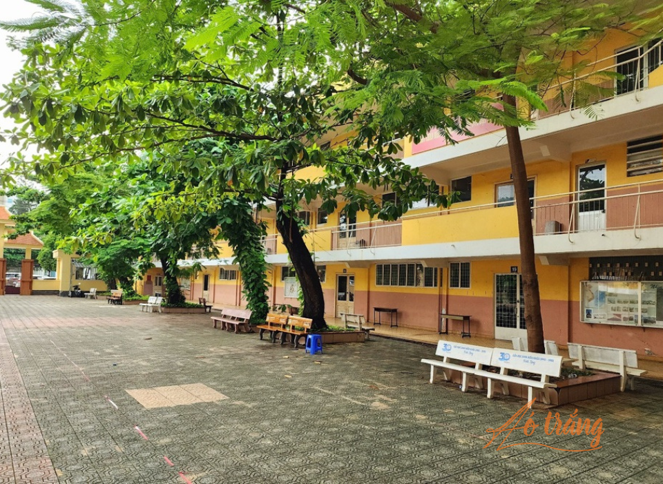 Trải qua nhiều thay đổi, trường vẫn còn những mảng cổ kính đặc trưng và rợp bóng cây xanh Trải qua nhiều thay đổi, trường vẫn còn những mảng cổ kính đặc trưng và rợp bóng cây xanh
