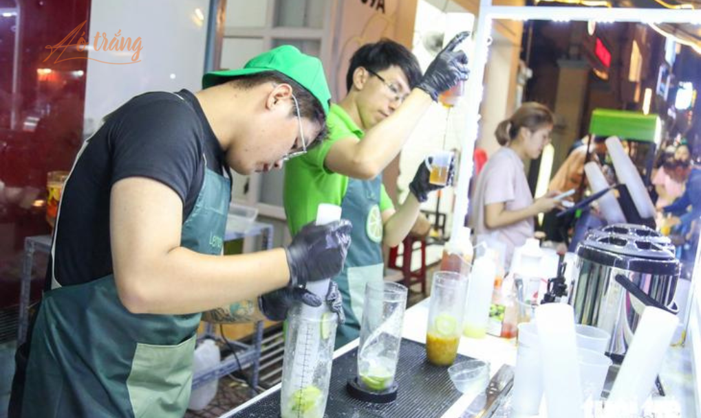 Trà chanh giã tay đang là món đồ uống thu hút sự quan tâm lớn của giới trẻ Việt thời gian gần đây Trà chanh giã tay đang là món đồ uống thu hút sự quan tâm lớn của giới trẻ Việt thời gian gần đây