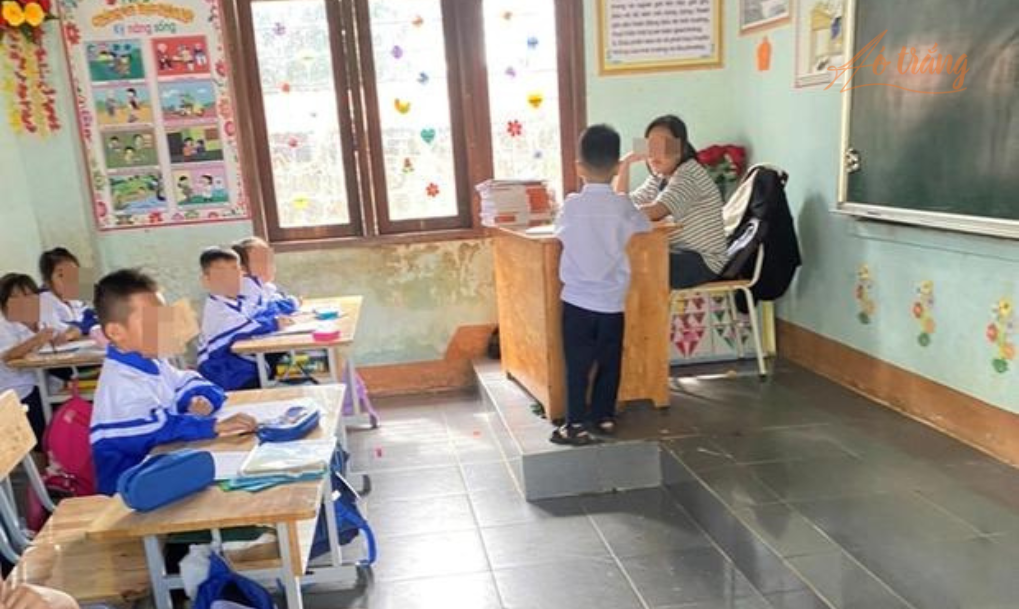 Bức ảnh được cho là học sinh lớp 6 ngồi dạy học sinh lớp 1 gây xôn xao Bức ảnh được cho là học sinh lớp 6 ngồi dạy học sinh lớp 1 gây xôn xao