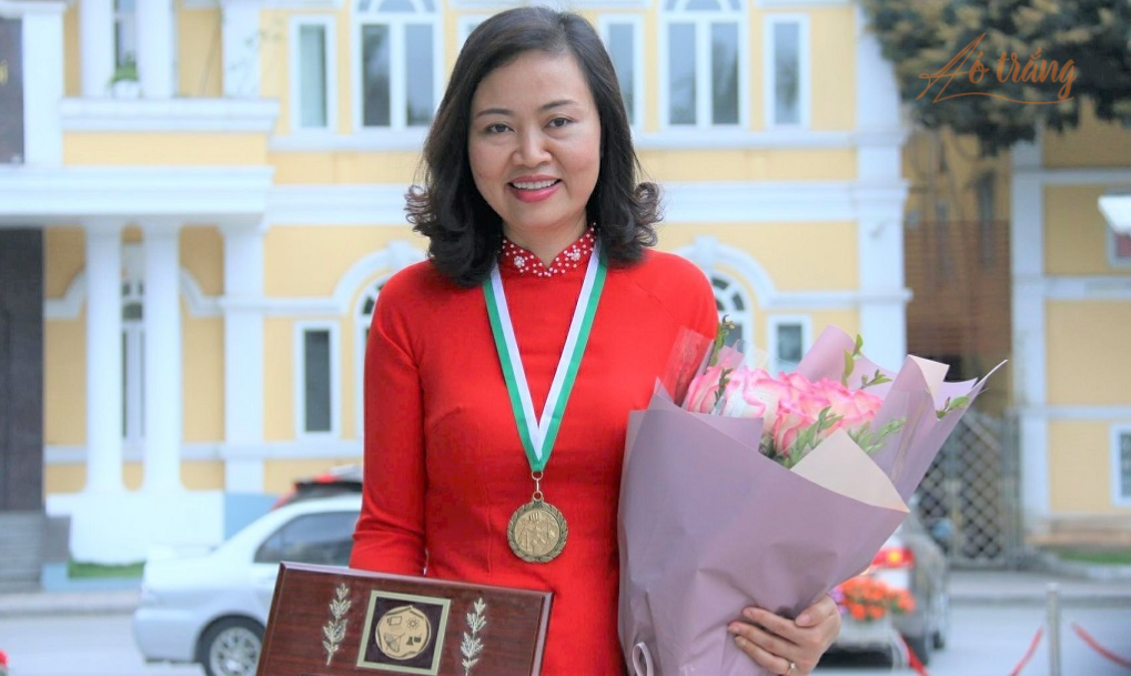 PGS.TS Trần Vân Khánh là 1 trong 2 người được trao giải trưởng Kovalevskaia năm 2017. PGS.TS Trần Vân Khánh là 1 trong 2 người được trao giải trưởng Kovalevskaia năm 2017.