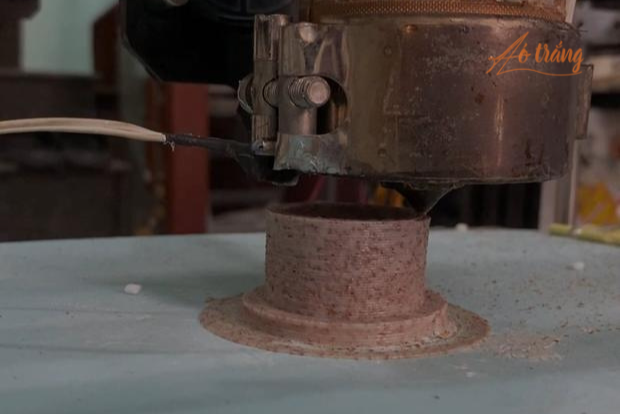 Máy in 3D sử dụng nhựa phế liệu của nhóm đang tạo hình. Máy in 3D sử dụng nhựa phế liệu của nhóm đang tạo hình.
