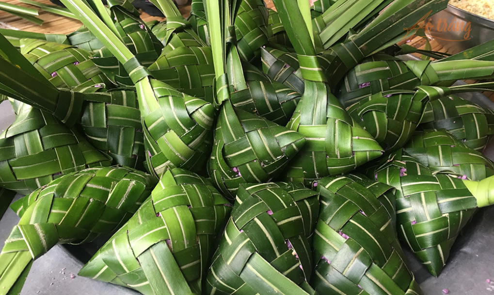 Bánh chim gâu là loại bánh có vỏ bọc ngoài bằng lá dứa rừng, được đan rất tỉ mỉ thành hình con chim gâu (hay chim cu gáy). Bánh chim gâu là loại bánh có vỏ bọc ngoài bằng lá dứa rừng, được đan rất tỉ mỉ thành hình con chim gâu (hay chim cu gáy).