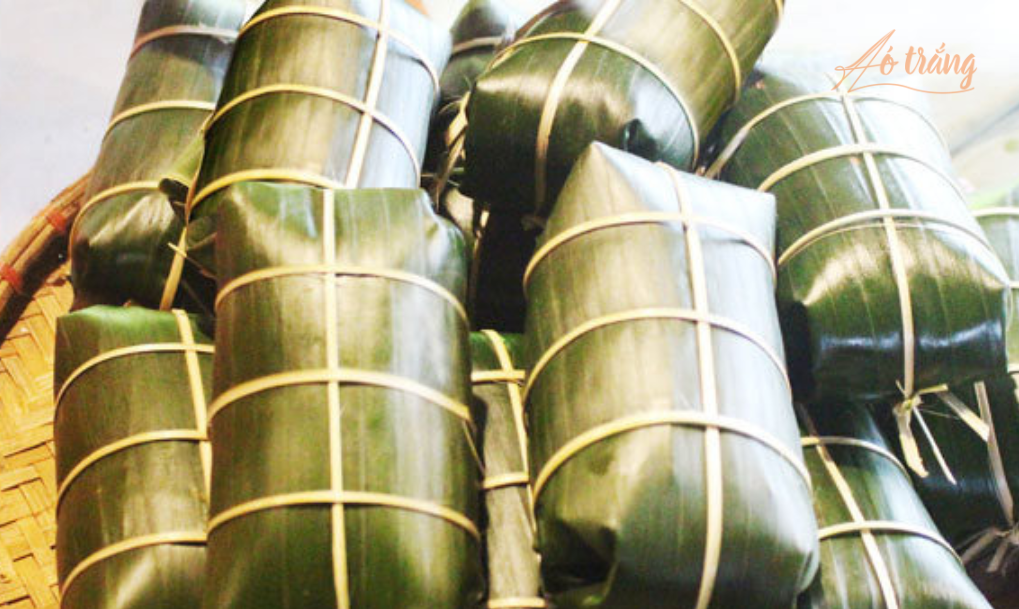 Bánh giò bầu là món ăn thay thế cho giò lụa nên khi gói loại bánh này, phải gói chắc tay đúng như gói giò, sao cho tạo hình bánh tròn, dài và dùng lạt quấn nhiều vòng để giống hệt như khúc giò Bánh giò bầu là món ăn thay thế cho giò lụa nên khi gói loại bánh này, phải gói chắc tay đúng như gói giò, sao cho tạo hình bánh tròn, dài và dùng lạt quấn nhiều vòng để giống hệt như khúc giò