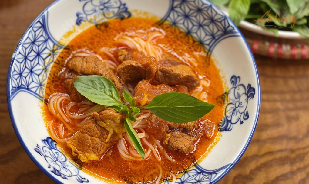 Mới nhìn thấy, dễ lầm bún bò cay Bạc Liêu với hủ tiếu bò kho, do cùng sắc màu, cùng loại rau và cũng có thịt bò Mới nhìn thấy, dễ lầm bún bò cay Bạc Liêu với hủ tiếu bò kho, do cùng sắc màu, cùng loại rau và cũng có thịt bò