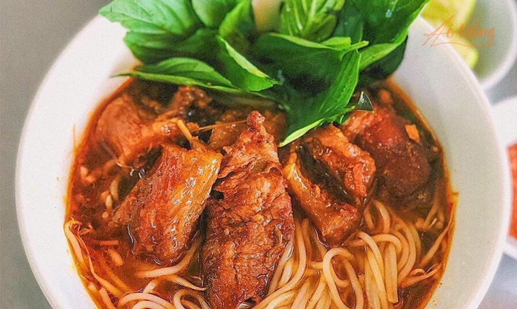 Phải nói bún bò cay là đặc sản có một không hai, chẳng những của Bạc Liêu, mà có thể là của cả vùng Đồng bằng sông Cửu Long Phải nói bún bò cay là đặc sản có một không hai, chẳng những của Bạc Liêu, mà có thể là của cả vùng Đồng bằng sông Cửu Long
