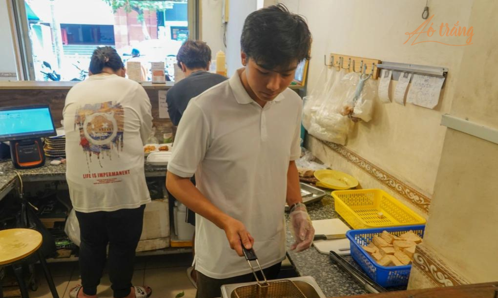 Sau khi trừ các khoản phí chiết khấu với app giao hàng, nhân viên, mặt bằng,... anh Phi chỉ còn lãi 5% trên mỗi đơn hàng Sau khi trừ các khoản phí chiết khấu với app giao hàng, nhân viên, mặt bằng,... anh Phi chỉ còn lãi 5% trên mỗi đơn hàng