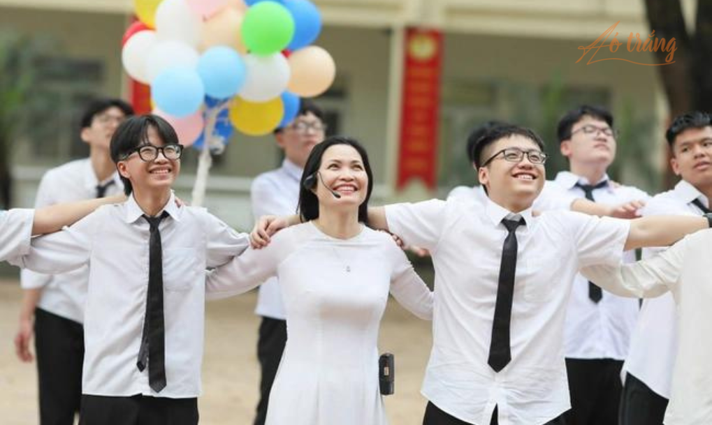 Cô giáo Nguyễn Thị Thanh Huyền cùng các học trò lớp 9 Cô giáo Nguyễn Thị Thanh Huyền cùng các học trò lớp 9