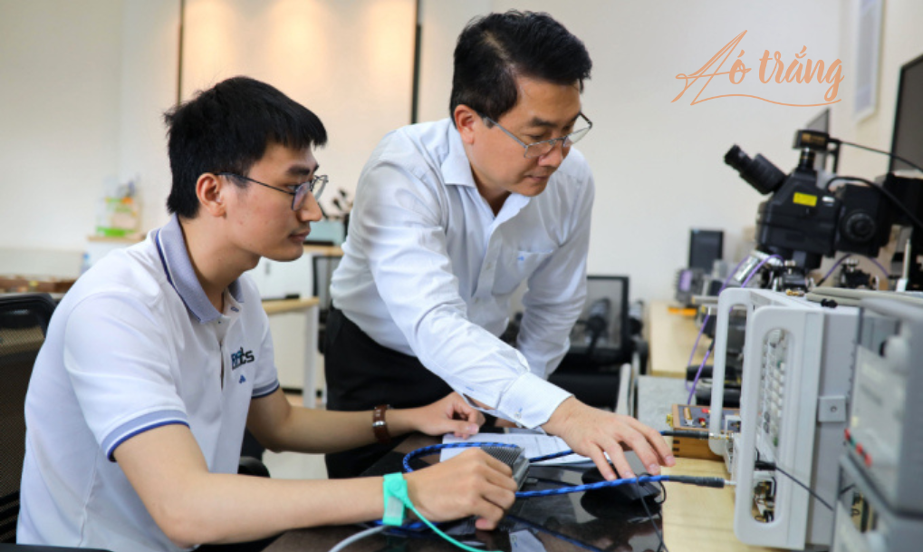 TS Huỳnh Phú Minh Cường, Phó trưởng khoa Điện - Điện tử và nghiên cứu sinh thực hiện các nghiên cứu tại phòng thí nghiệm Vi mạch và Hệ thống cao tần (RFICs Lab), tháng 10. Ảnh: Đại học Bách Khoa TPHCM TS Huỳnh Phú Minh Cường, Phó trưởng khoa Điện - Điện tử và nghiên cứu sinh thực hiện các nghiên cứu tại phòng thí nghiệm Vi mạch và Hệ thống cao tần (RFICs Lab), tháng 10. Ảnh: Đại học Bách Khoa TPHCM