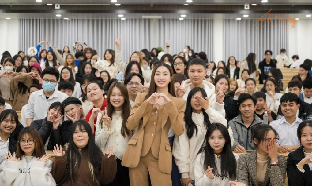 Hoa hậu Lương Thùy Linh bên cạnh các sinh viên Hoa hậu Lương Thùy Linh bên cạnh các sinh viên