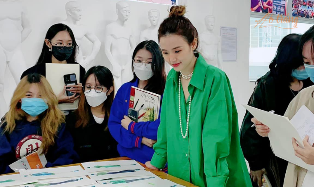Hình ảnh giảng viên Midu tận tình hướng dẫn các sinh viên của mình ở trường Hình ảnh giảng viên Midu tận tình hướng dẫn các sinh viên của mình ở trường